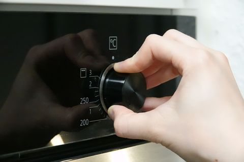 Explosion nach der Selbstreinigung eines Backofens. (Symbolbild) Foto: Jessica Lichetzki/dpa