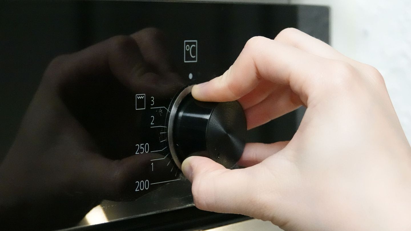 Explosion nach der Selbstreinigung eines Backofens. (Symbolbild) Foto: Jessica Lichetzki/dpa