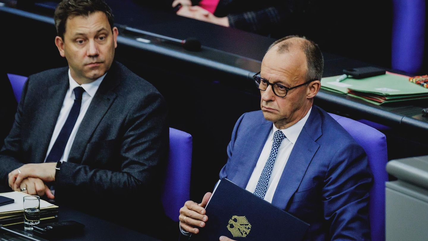 Lars Klingbeil und Friedrich Merz im Bundestag – das Sondervermögen steht in der Kritik