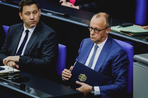 Lars Klingbeil und Friedrich Merz im Bundestag – das Sondervermögen steht in der Kritik