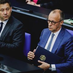 Lars Klingbeil und Friedrich Merz im Bundestag – das Sondervermögen steht in der Kritik