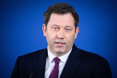 Pendlerpauschale rauf? Lars Klingbeil will dafür Geld bei den Ölkonzernen abschöpfen. Foto: Bernd von Jutrczenka/dpa