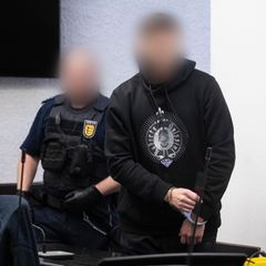 Nach Überzeugung der Kammer lauerte der Täter seiner Bekannten Ende Februar 2026 im Wald auf, riss sie auf ihrem Heimweg vom E-S