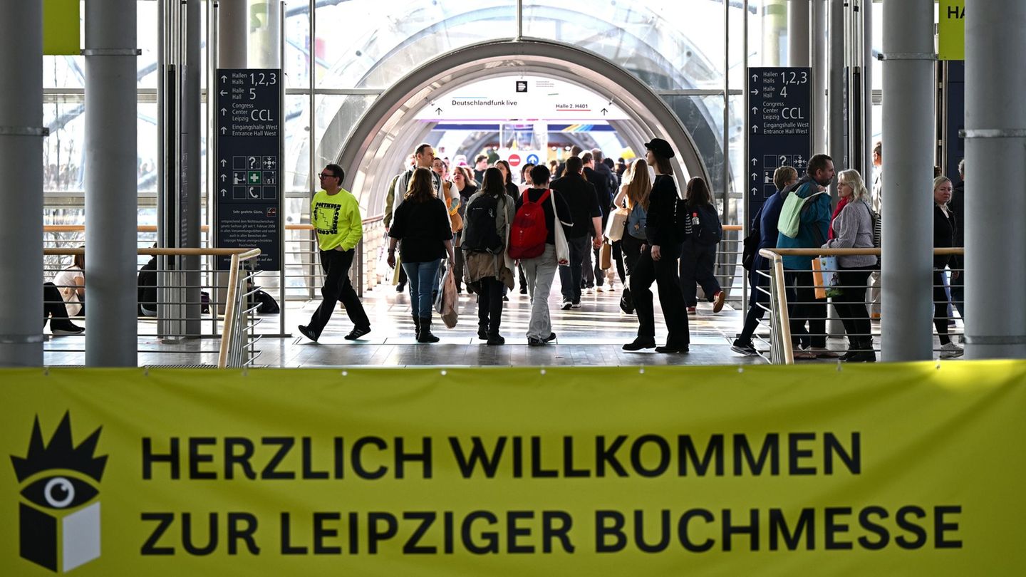 Zur Halbzeit verbucht die Buchmesse ein Besucherplus. Foto: Jennifer Brückner/dpa