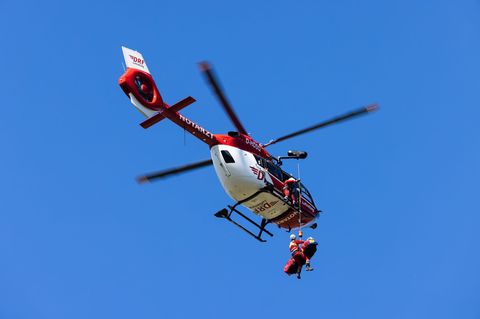 Der abgestürzte Wanderer wurde mit einer Seilwinde gerettet.(Symbolbild) Foto: Philipp von Ditfurth/dpa