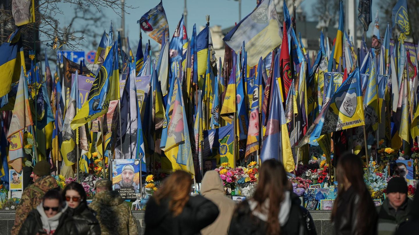 Ukrainer vor dem Denkmal für den gefallenen Soldaten auf dem Unabhängigkeitsplatz in Kiew