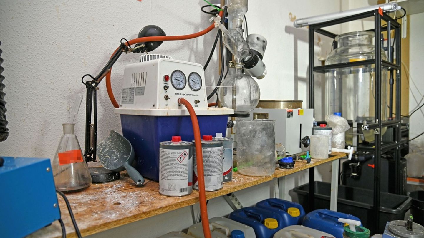 Durch einen Rettungseinsatz sind Polizisten in Essen zufällig auf ein Drogenlabor gestoßen. Foto: Polizei Essen/dpa