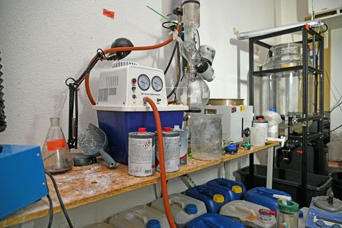 Durch einen Rettungseinsatz sind Polizisten in Essen zufällig auf ein Drogenlabor gestoßen. Foto: Polizei Essen/dpa