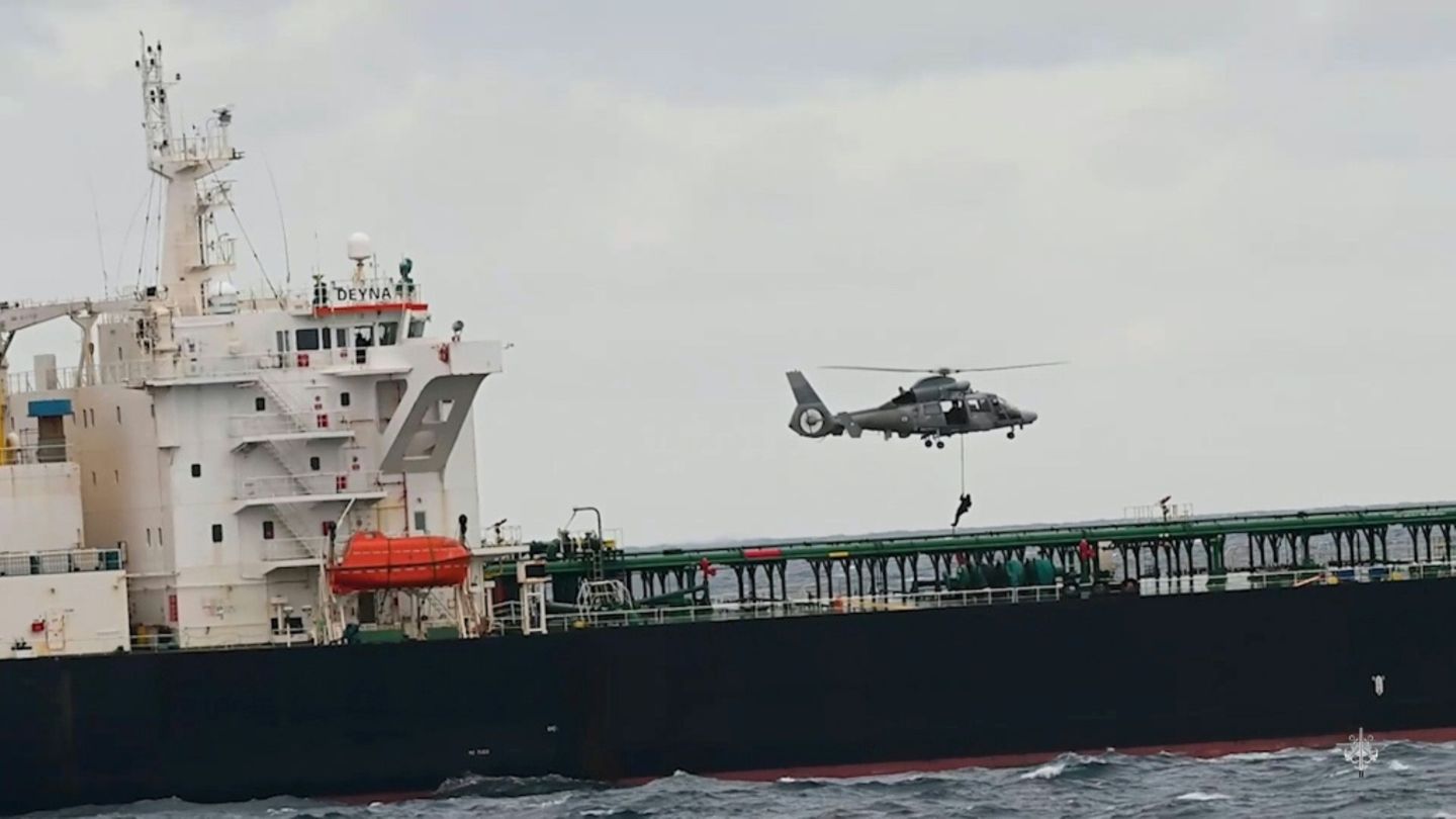 Soldaten entern die "Denya"