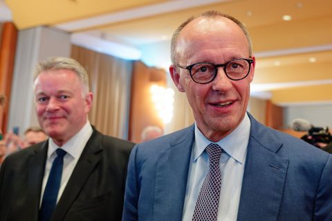 Kanzler Merz (r) reiste zur Unterstützung von Schnieder (l) in die Pfalz. Foto: Uwe Anspach/dpa