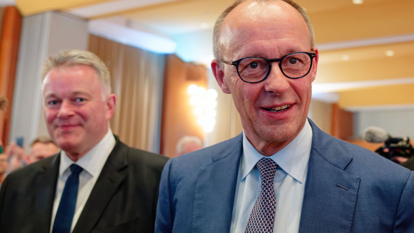 Kanzler Merz (r) reiste zur Unterstützung von Schnieder (l) in die Pfalz. Foto: Uwe Anspach/dpa