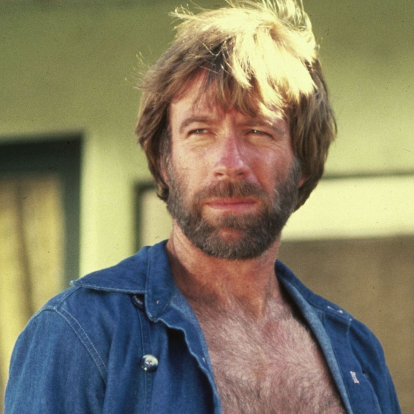 Chuck Norris, hier in "McQuade, der Wolf" (1983), wurde 86 Jahre alt