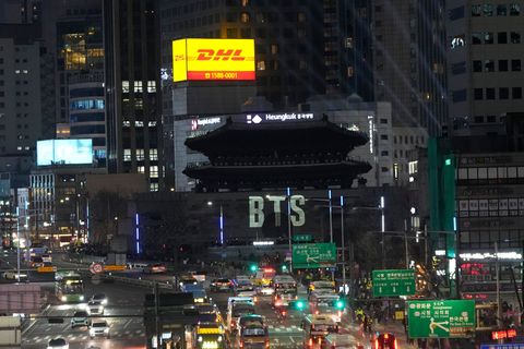 Das Zentrum Seouls verwandelt sich in eine riesige Outdoor-Bühne. Foto: Ahn Young-joon/AP/dpa