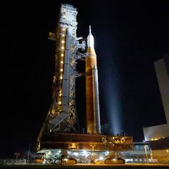 Das Raketensystem für die bemannte Mondmission "Artemis 2" ist zurück auf dem Startplatz. Foto: Terry Renna/FR60642 AP/AP/dpa