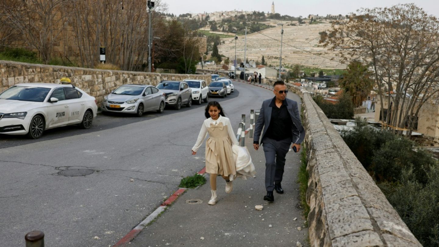 Mauerstücke liegen auf dem Gehweg außerhalb der Altstadt
