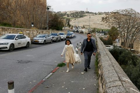 Mauerstücke liegen auf dem Gehweg außerhalb der Altstadt