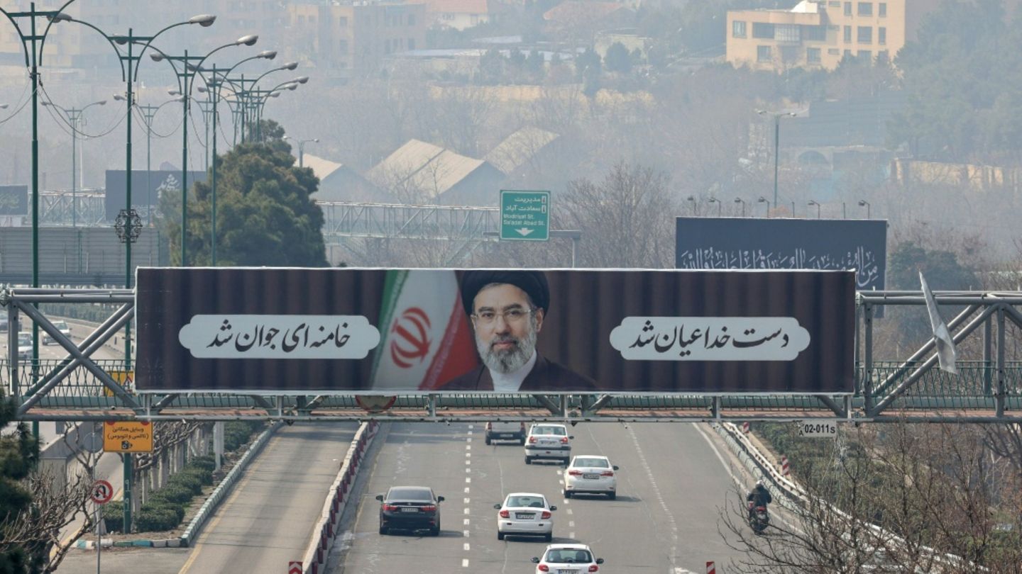 Porträt von Modschtaba Chamenei in Teheran