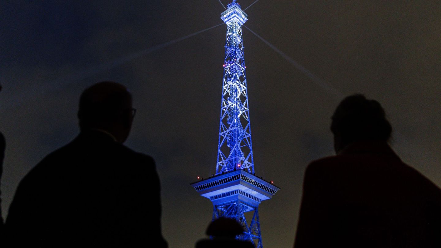 Am Funkturm war eine Lichtinszenierung zu sehen. Foto: Carsten Koall/dpa
