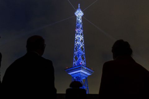 Am Funkturm war eine Lichtinszenierung zu sehen. Foto: Carsten Koall/dpa