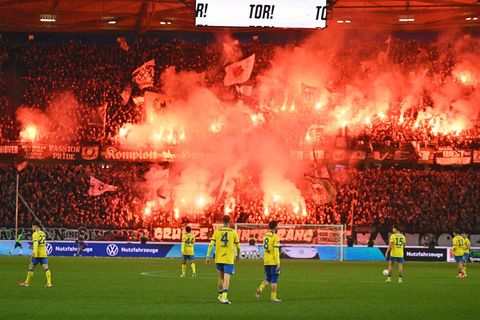 Pyrotechnik im Fanblock von Hannover 96 beim Derby gegen Eintracht Braunschweig. Foto: Swen Pförtner/dpa