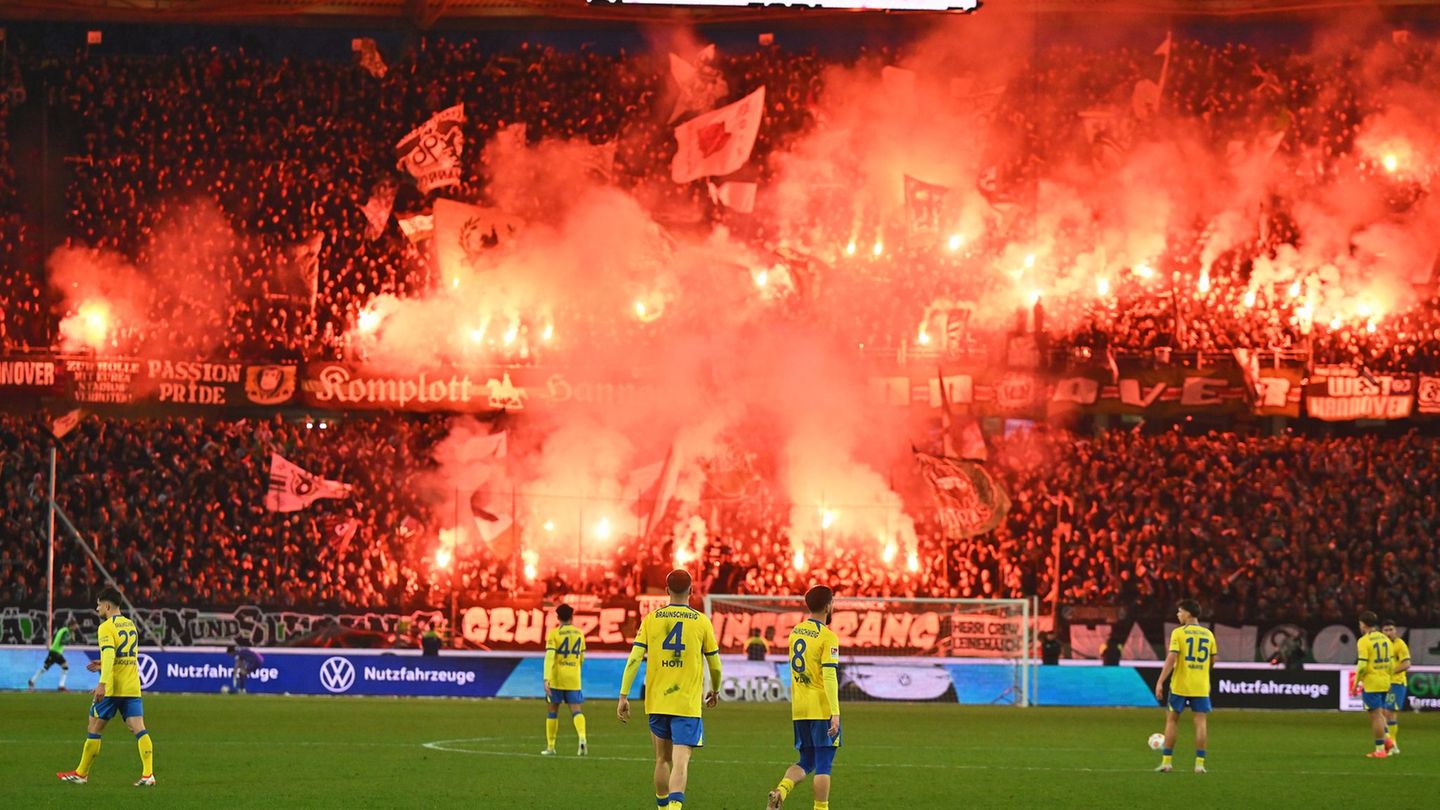 Pyrotechnik im Fanblock von Hannover 96 beim Derby gegen Eintracht Braunschweig. Foto: Swen Pförtner/dpa