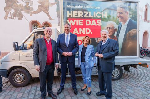 35 Jahre SPD-Regierungsverantwortung auf einmal: Scharping, Schweitzer, Dreyer und Beck in Landau. Foto: Andreas Arnold/dpa
