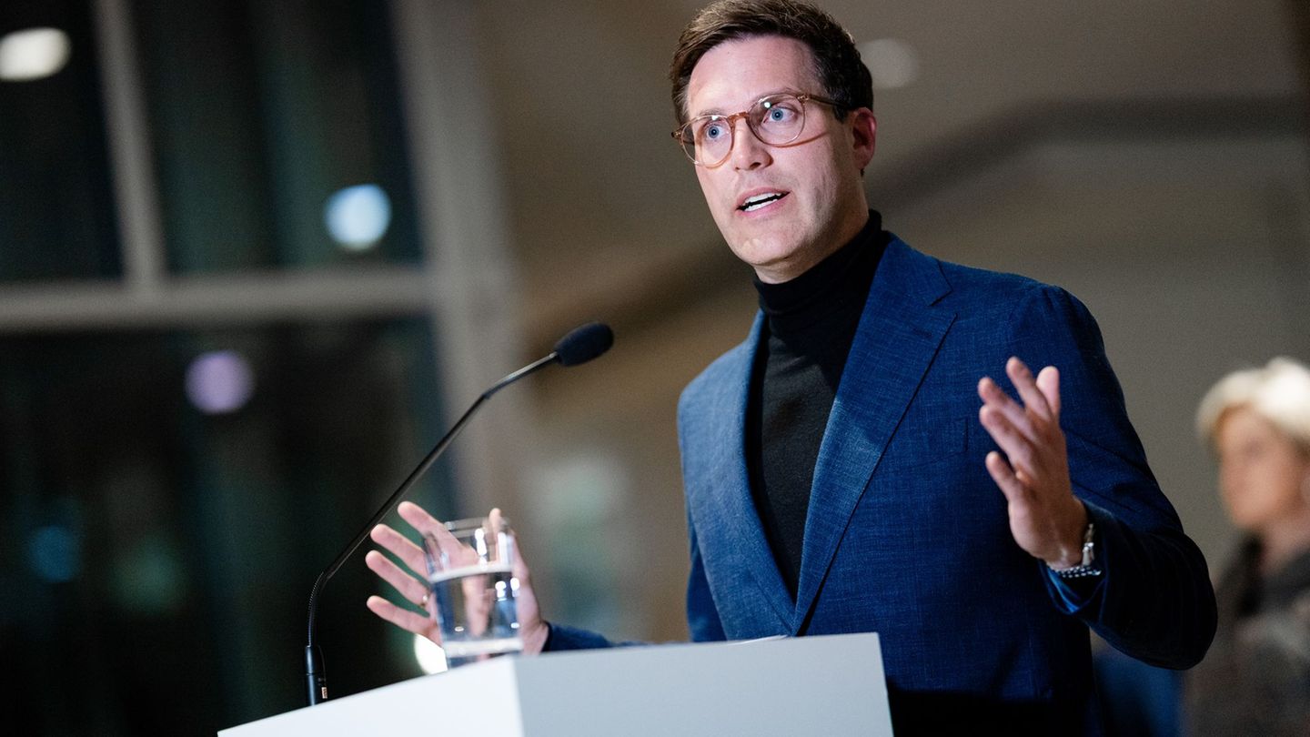 CDU-Landeschef Hagel erklärt in einem Statement die Zustimmung zu Sondierungen mit den Grünen. Foto: Christoph Schmidt/dpa