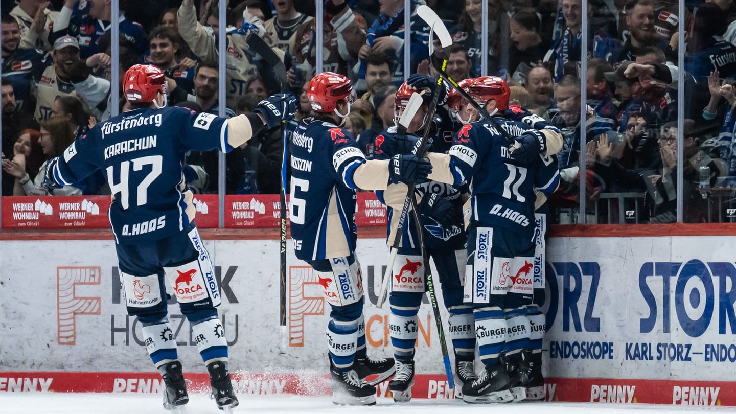 Die Schwenninger Wild Wings jubeln über den Sieg im zweiten Match der Pre-Playoffs. Foto: Silas Stein/dpa