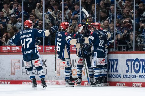 Die Schwenninger Wild Wings jubeln über den Sieg im zweiten Match der Pre-Playoffs. Foto: Silas Stein/dpa