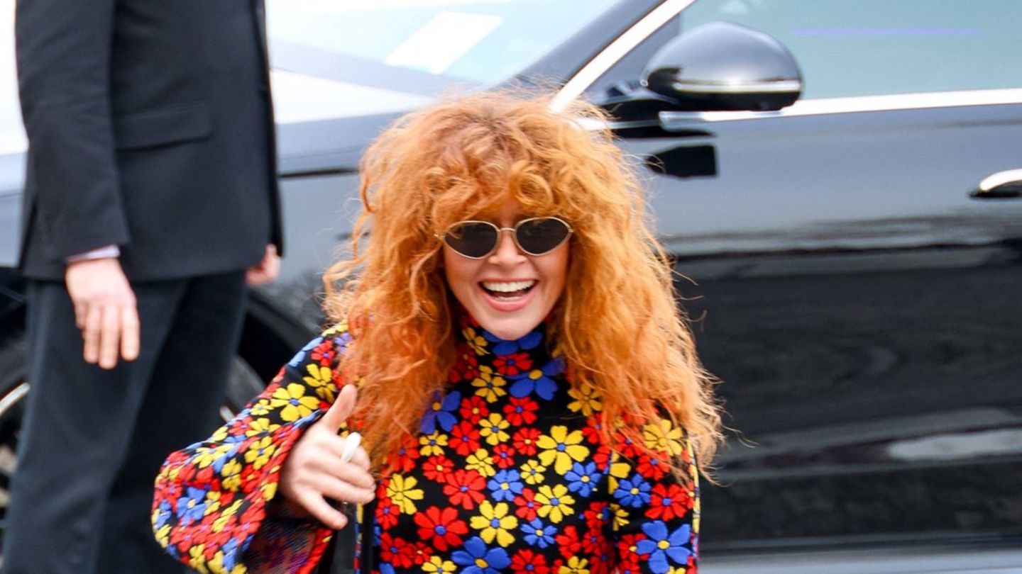 Natasha Lyonne zeigte sich Anfang März gut gelaunt bei der Paris Fashion Week.