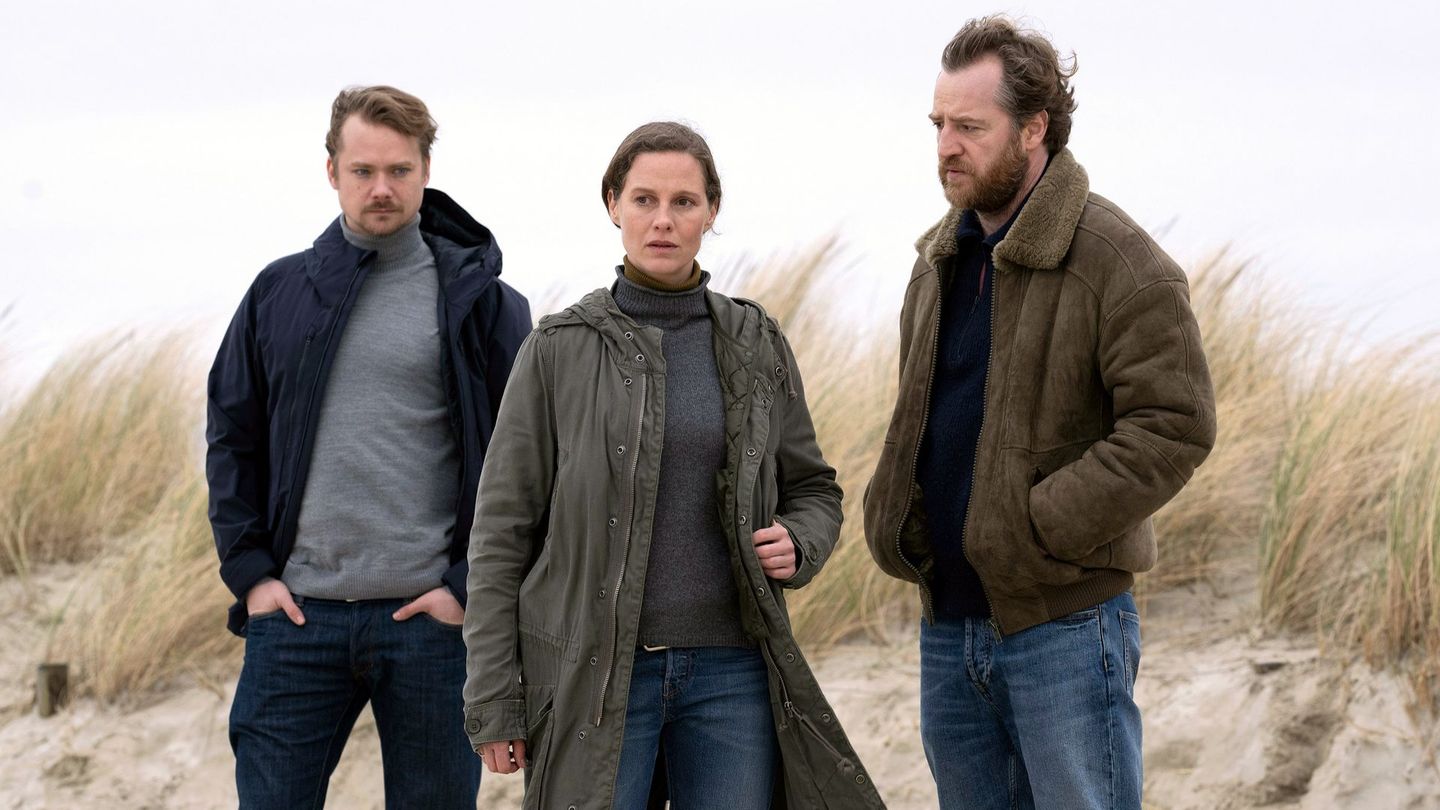 Hauptkommissarin Ann Kathrin Klaasen (Picco von Groote) ermittelt mit ihrem Ehemann und Kollegen Frank Weller (Tom Radisch, rechts) im Fall eines rächenden Killers mit Teufelsmaske. Sie wissen zunächst nicht, dass der Arzt Dr. Sommerfeldt (Sven Schelker) dahintersteckt.