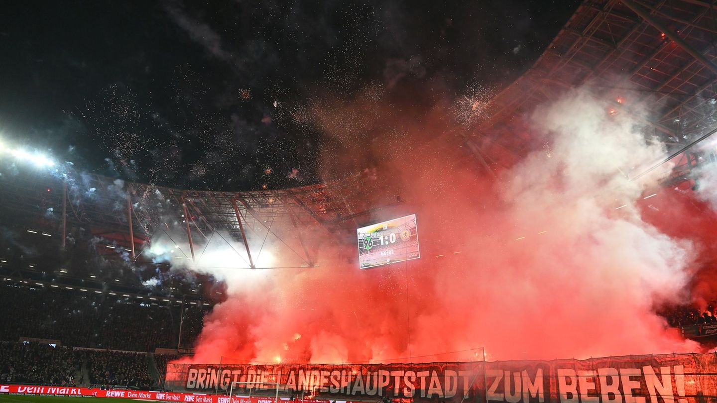 Feuerwerk im Hannover-Fanblock. Foto: Swen Pförtner/dpa