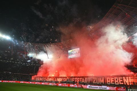 Feuerwerk im Hannover-Fanblock. Foto: Swen Pförtner/dpa