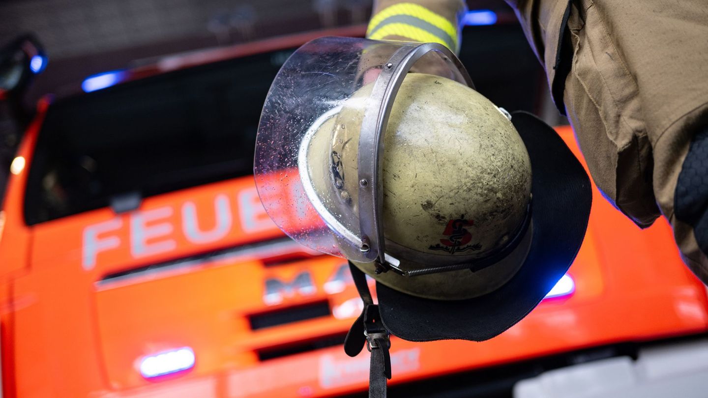 Die Feuerwehr löscht das Feuer im Dachstuhl eines Wohnhauses. (Symbolbild) Foto: Marijan Murat/dpa
