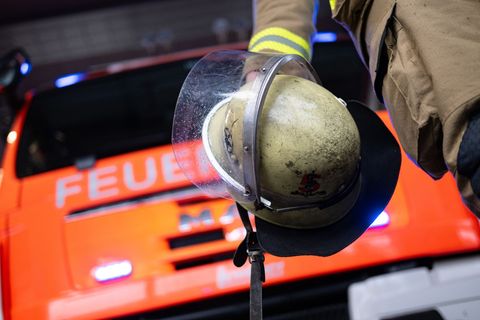Die Feuerwehr löscht das Feuer im Dachstuhl eines Wohnhauses. (Symbolbild) Foto: Marijan Murat/dpa