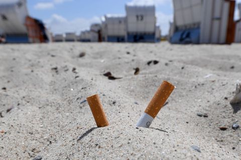 Immer wieder bleiben Zigarettenkippen an den Stränden in Schleswig-Holstein zurück. Auf der Insel Föhr gibt es mancherorts rauch