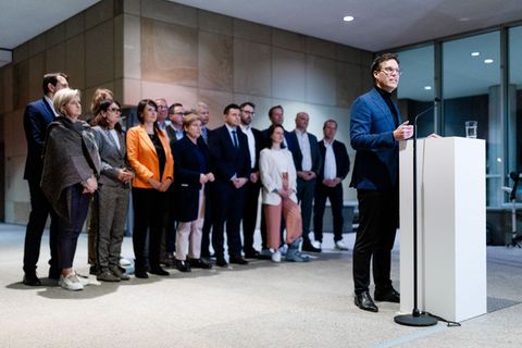 Steht hinter ihm: Hagels Verhandlungsteam für Sondierungen mit den Grünen. Foto: Christoph Schmidt/dpa