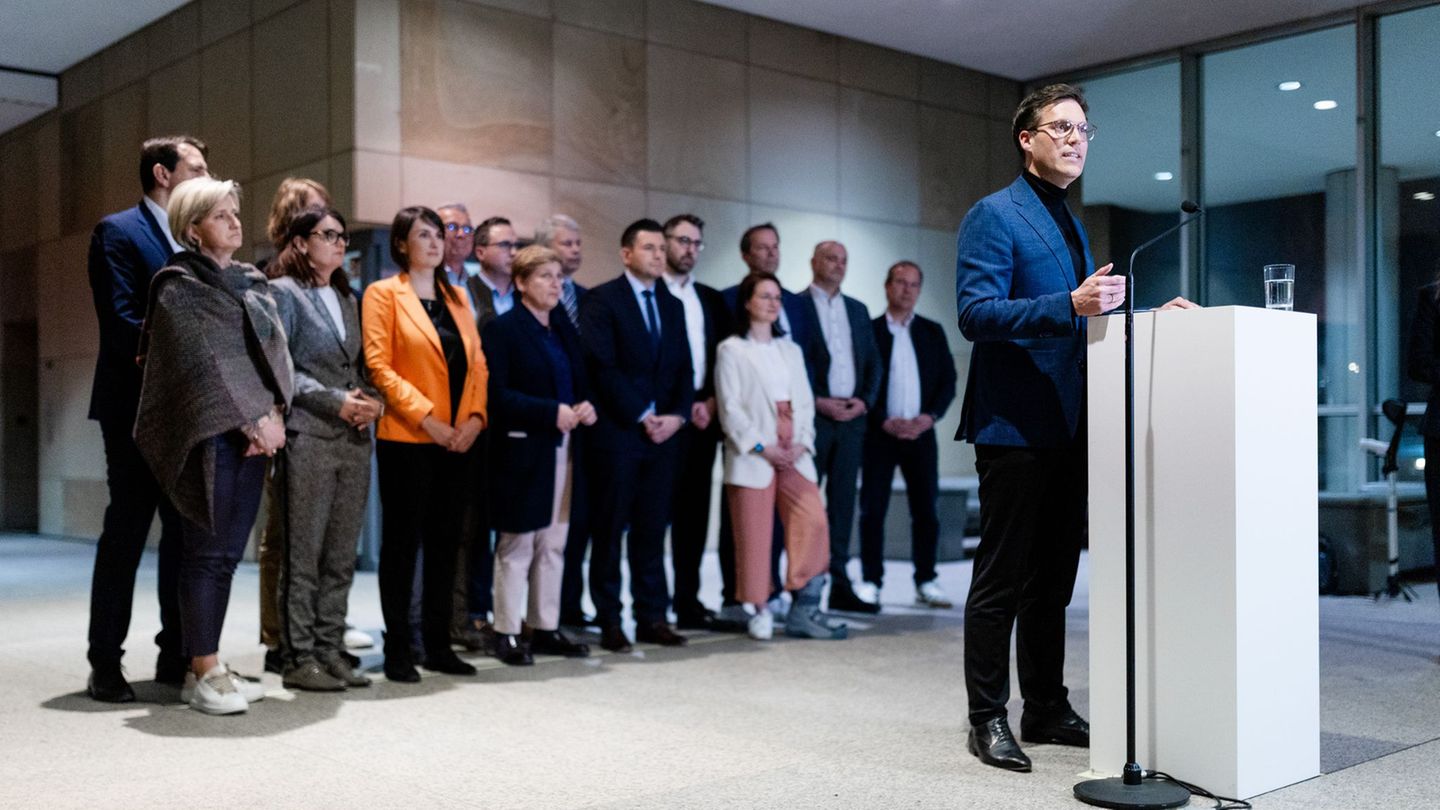 Steht hinter ihm: Hagels Verhandlungsteam für Sondierungen mit den Grünen. Foto: Christoph Schmidt/dpa