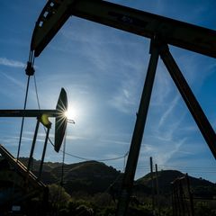 Teures Öl macht Sprit und verteuert Transportkosten für die ganze Wirtschaft (Archivbild) Foto: Nic Coury/AP/dpa