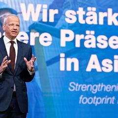 BASF-Chef Kamieth: Milliardeninvestition in China lohnt sich später als gedacht. (Archivbild) Foto: Uwe Anspach/dpa