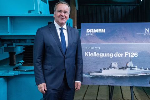 Verteidigungsminister Boris Pistorius (SPD) war 2024 bei der Kiellegung einer Fregatte vom Typ F126 dabei. (Archivbild) Foto: St