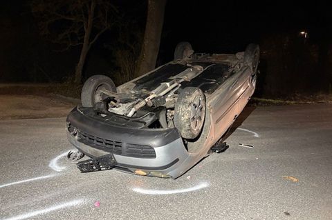 Der Unfallwagen ist auf dem Dach zum Liegen gekommen. Foto: Peter Knapp/dpa