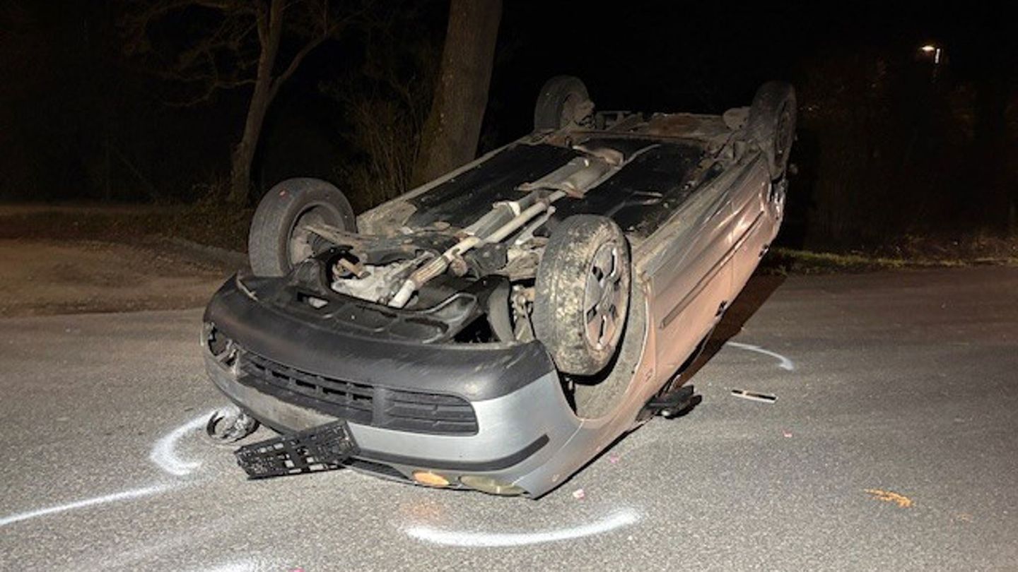 Der Unfallwagen ist auf dem Dach zum Liegen gekommen. Foto: Peter Knapp/dpa