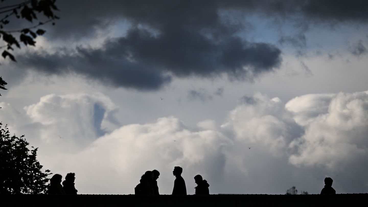 Der DWD kündigt einen eher ungemütlichen Mix für das Wochenende an. (Archivbild) Foto: Arne Dedert/dpa