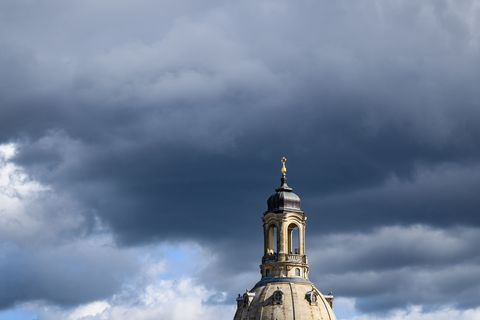 In Sachsen sind ab dem Mittag Gewitter möglich. (Symbolbild) Foto: Robert Michael/dpa