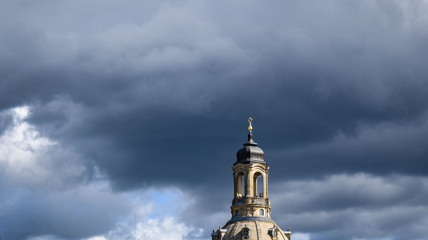 In Sachsen sind ab dem Mittag Gewitter möglich. (Symbolbild) Foto: Robert Michael/dpa