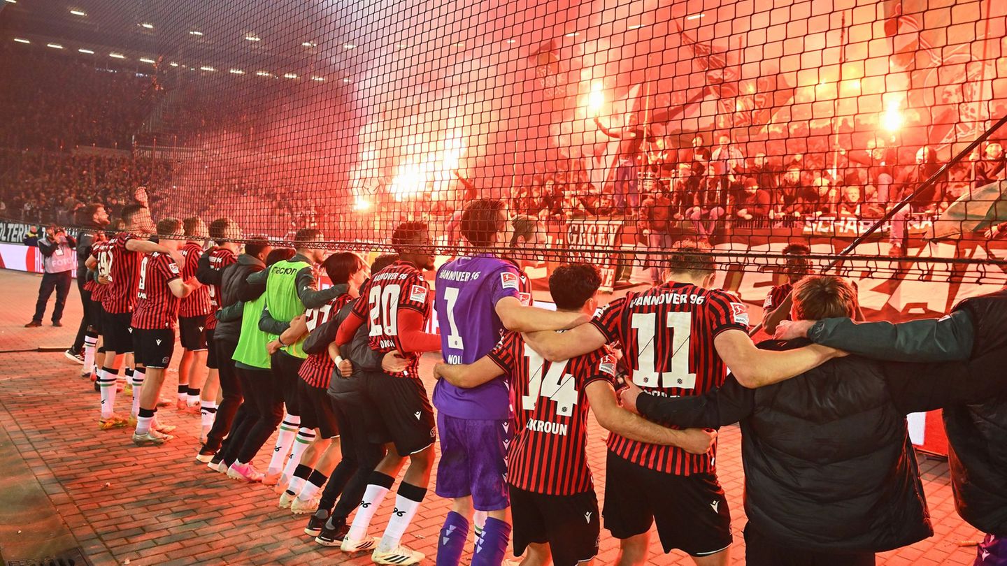 Hannovers Spieler feiern nach dem Derbysieg gegen Braunschweig mit ihren Fans. Foto: Swen Pförtner/dpa
