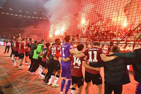 Hannovers Spieler feiern nach dem Derbysieg gegen Braunschweig mit ihren Fans. Foto: Swen Pförtner/dpa