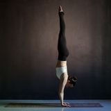 Er ist der Jungbrunnen unter den Yoga-Posen: der Handstand. Körperlich und geistig hilft er Ihnen gegen das Altern. Blut kommt in Kopf und Gehirn, der Rücken und die Arme werden gestärkt. Sie können den Handstand frei oder mit der Wand als Stütze ausführen. Halten Sie ihn zehn Atemzüge lang und machen Sie ihn am besten morgens, damit Sie energiegeladen in den Tag starten können.
