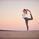 Unschöne Dellen an den Oberschenkeln loswerden oder vorbeugen können Sie mit der Yoga-Pose "Tänzer". Sie stärkt die Schenkelvorder- und Rückseite und beugt dadurch Cellulite vor. Dehnen Sie am besten die Oberschenkel vor. Dann das linke Bein nach hinten anheben und mit der rechten Hand greifen. Halten Sie die Position einige Atemzüge und wechseln Sie dann zum anderen Bein.